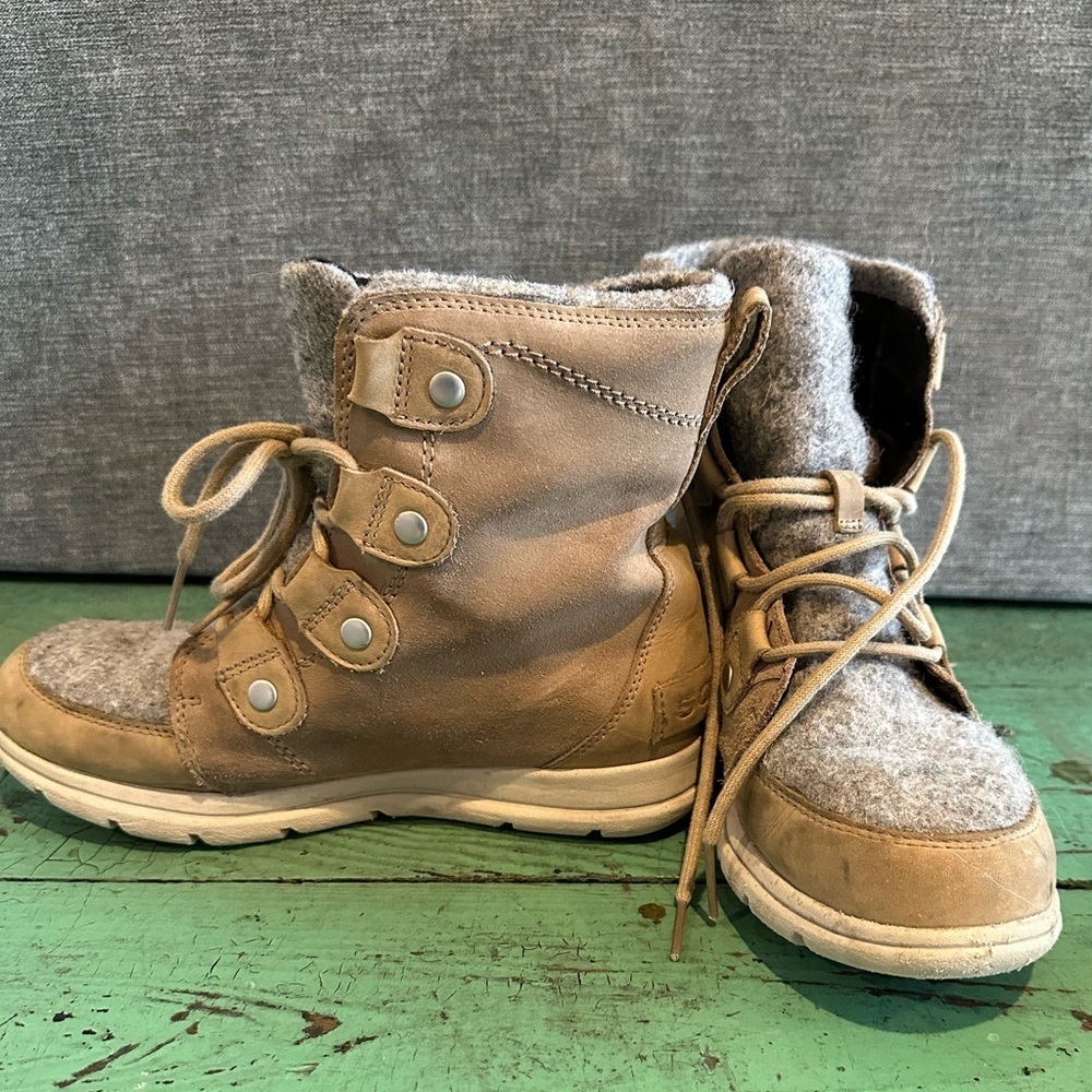 Women’s SOREL Explorer Joan Boot Tan wool/suede size 7